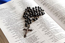Rosenkranz mit schwarzen Perlen in einer Bibel kaufen
