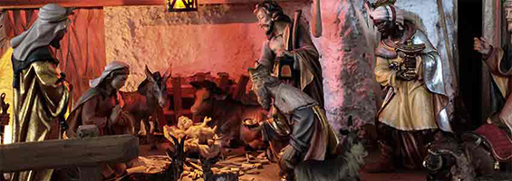 Jesuskind in Weihnachtskrippe mit den heiligen drei Königen Weihnachtskrippen mit Figuren und Jesus Kind